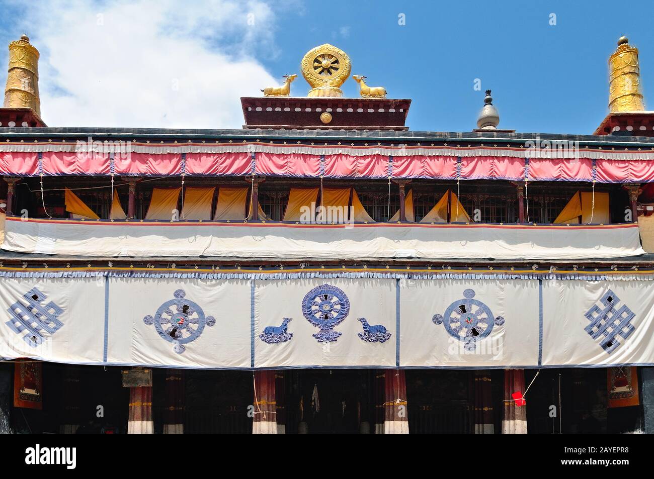 Dharmachakra con la universidad monástica gazelles Sera Lhasa Tibet Foto de stock