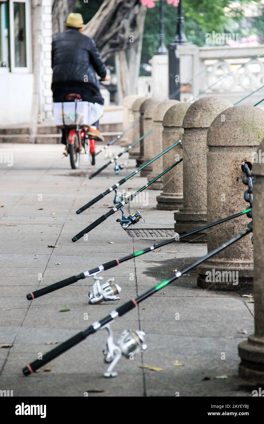 Reducir el estrés al pescar en el río de la ciudad. Actividad y tiempo libre en la ciudad. Actividad al aire libre Foto de stock