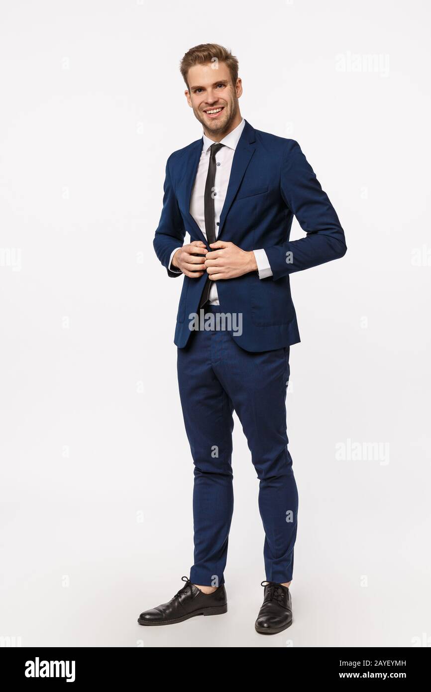 Vertical, tiro largo guapo, exitoso y rico joven hombre de negocios en traje  y corbata, abróchese los botones en la chaqueta, sonriendo Fotografía de  stock - Alamy