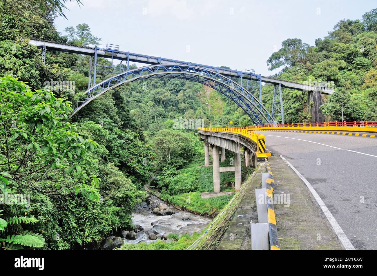 Antiguo ferrocarril de carbón y antiguo puente ferroviario en Sumatra Indonesia Foto de stock