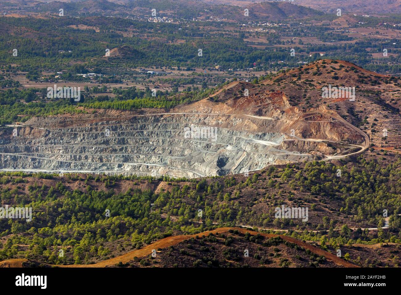 Gran cantera para la minería con muchos horizontes y setos en Chipre Foto de stock