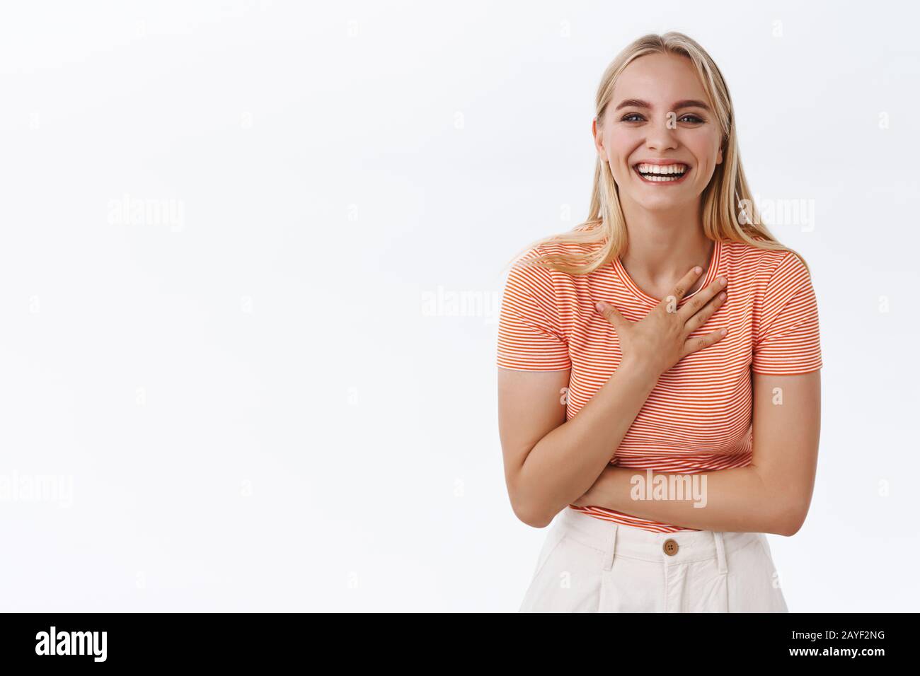 Estilo De Vida Bienestar Y Felicidad Atractiva Chica Caucásica Rubia Con Estilo En Camiseta A