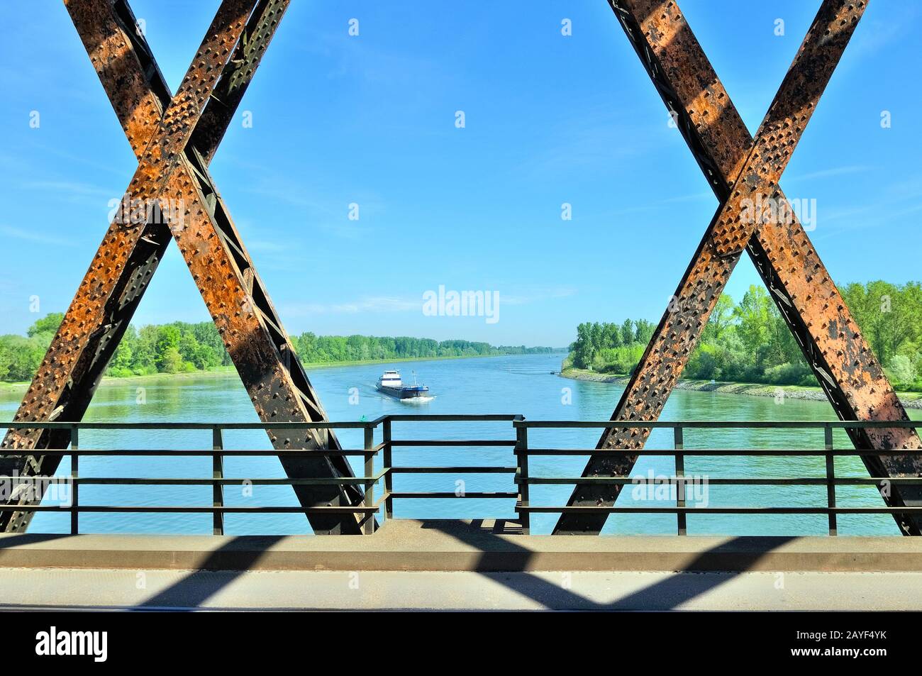 Tráfico de barcos sobre la doble X del puente del Rin cerca de Rastatt Alemania Foto de stock