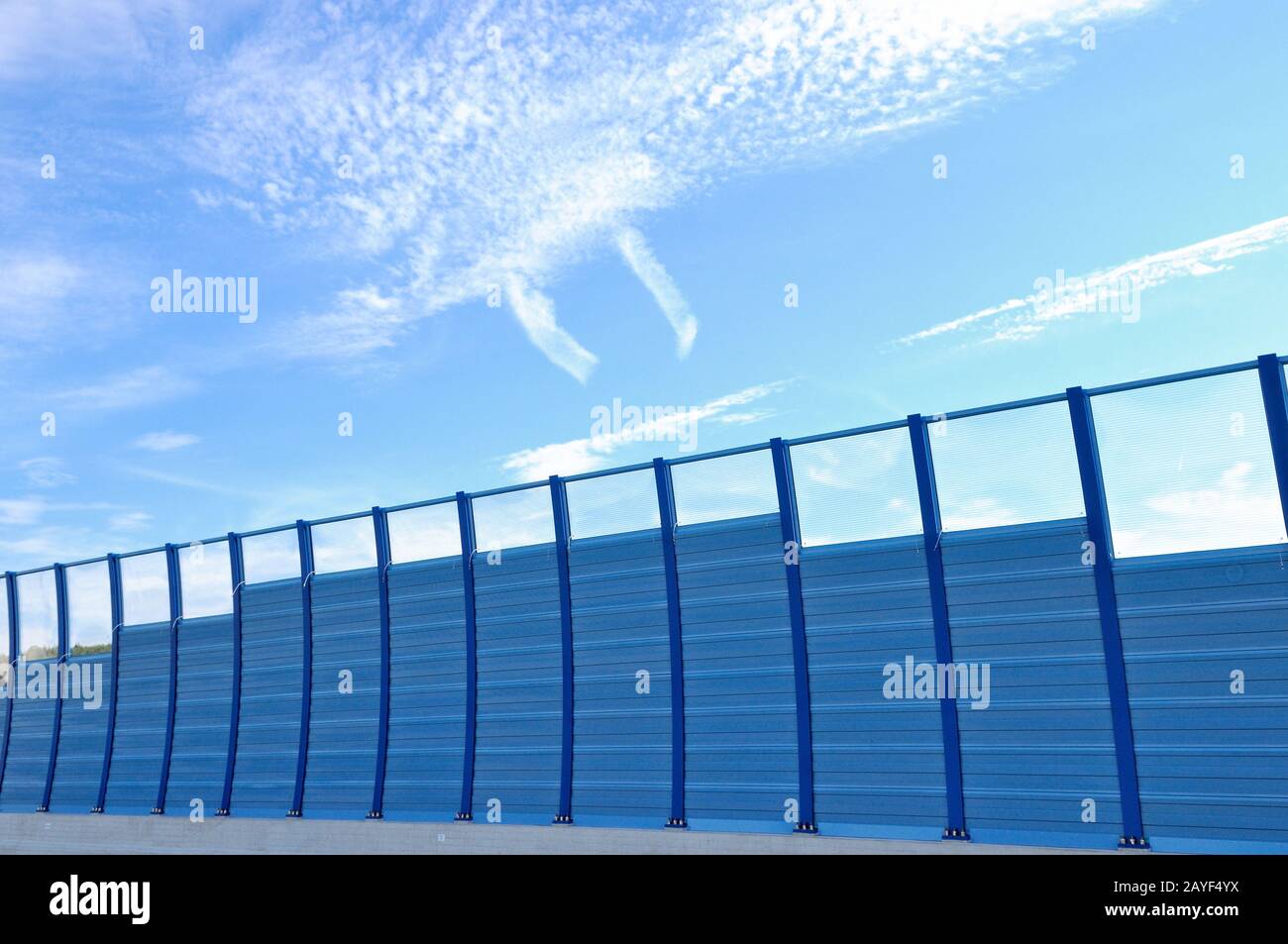 barrera azul contra el ruido ambiental Foto de stock