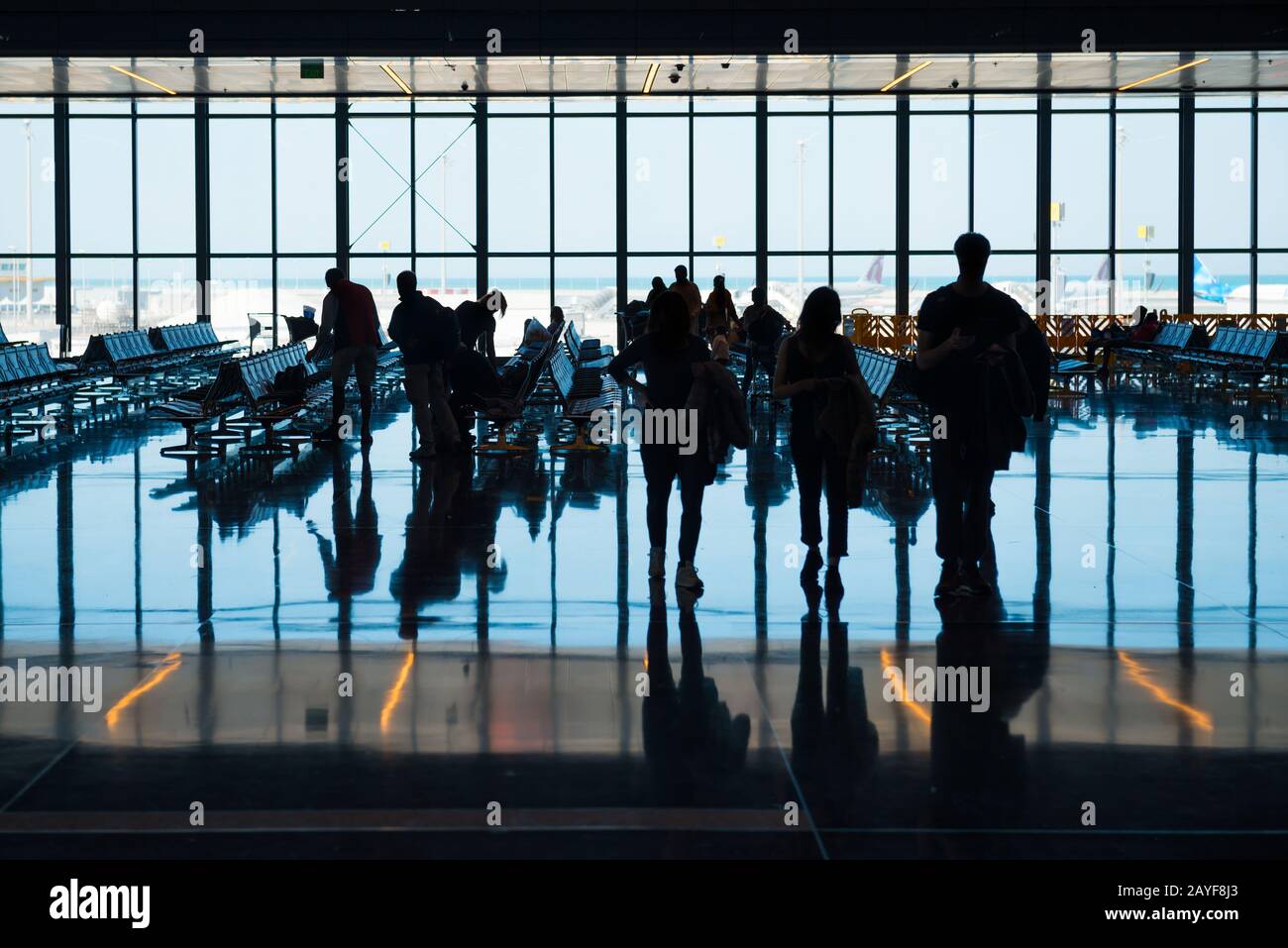 Grupo de personas de silueta en el aeropuerto Foto de stock