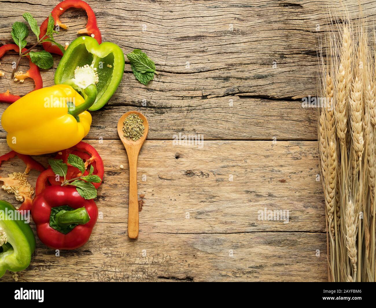 plano de fondo de madera en blanco espacio y utensilios con hierbas , pimiento colorido y planta de arroz. vista superior con espacio para copiar. menú de alimentos y cocina Foto de stock