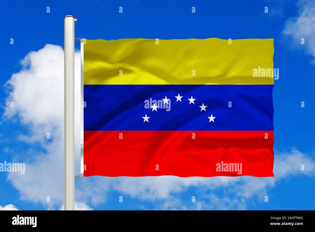 Bandera de Venezuela frente al cielo azul nublado, Venezuela Foto de stock