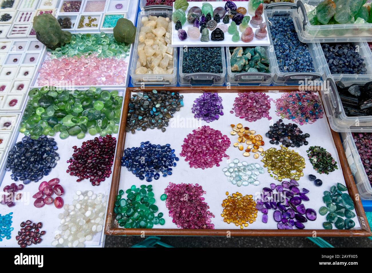 Mezcla la forma y las piedras preciosas minerales talladas en colores en el  mercado de joyas con iluminación al aire libre Fotografía de stock - Alamy