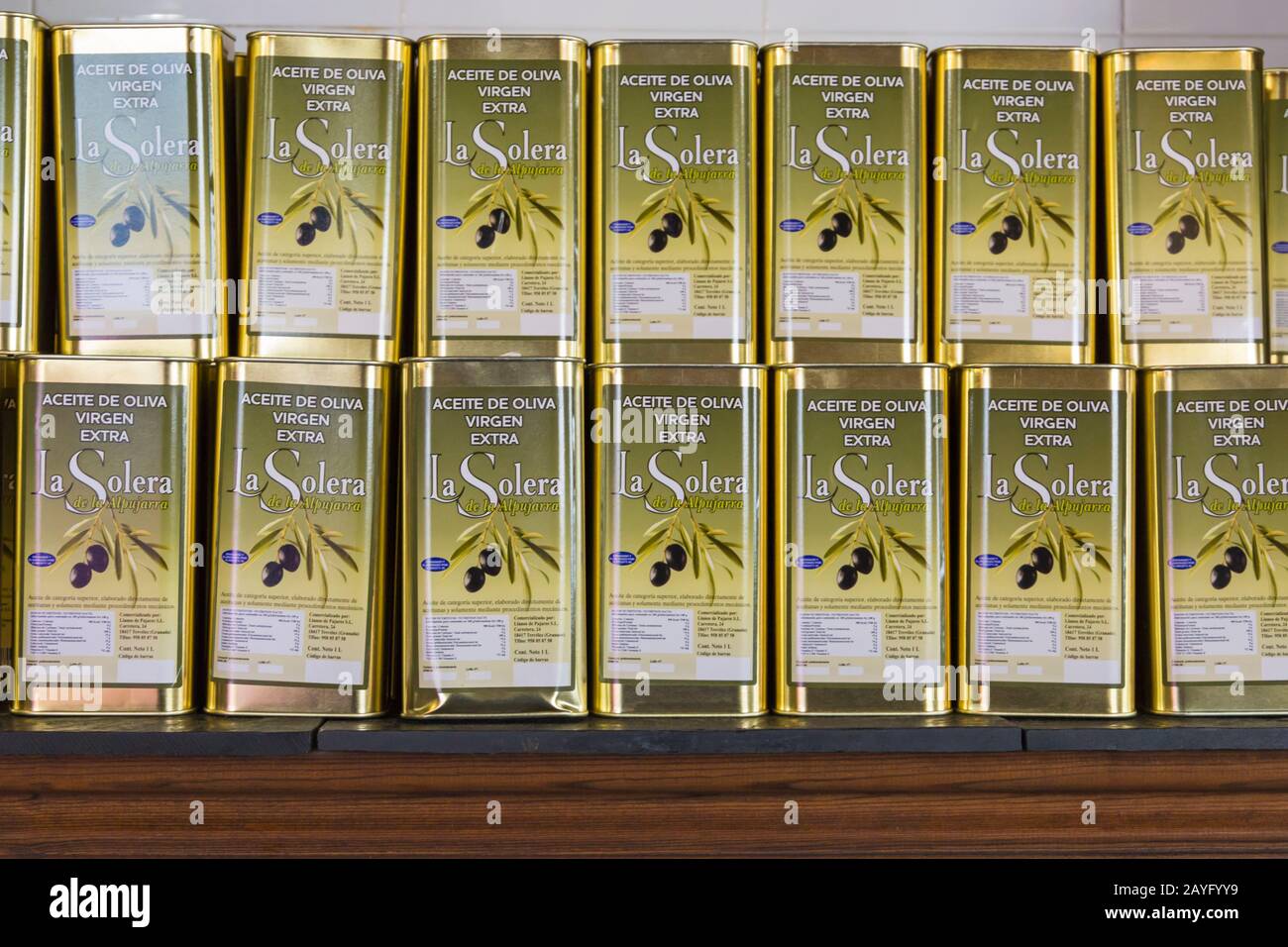 Latas de aceite de Oliva en venta en la Solera de la Alpujarra, Trevelez (uno de los pueblos más altos de España), Andalucía, España en febrero Foto de stock
