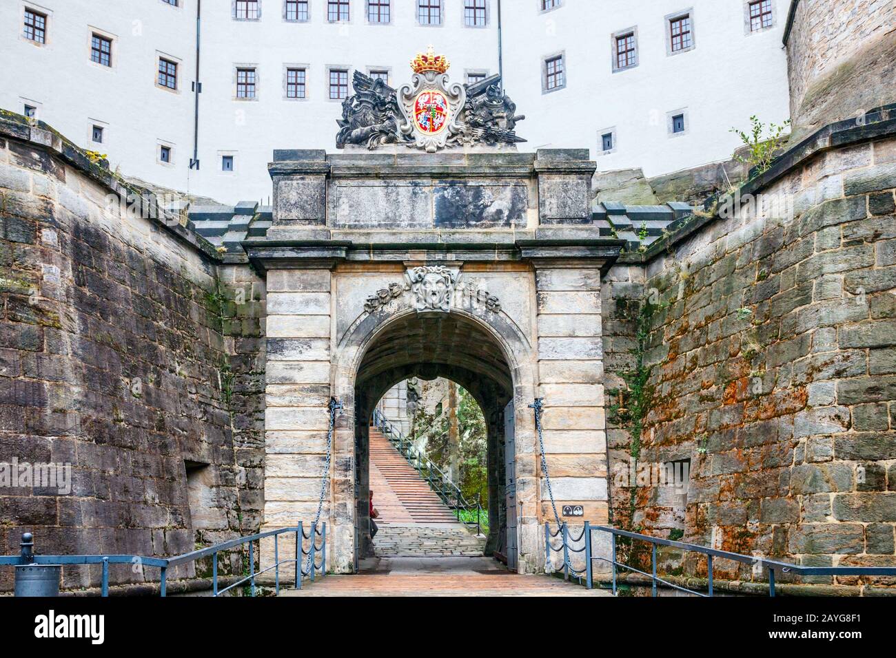 Entrada fortificada de la fortaleza de Konigstein. Konigstein, Sajonia, Alemania, Foto de stock
