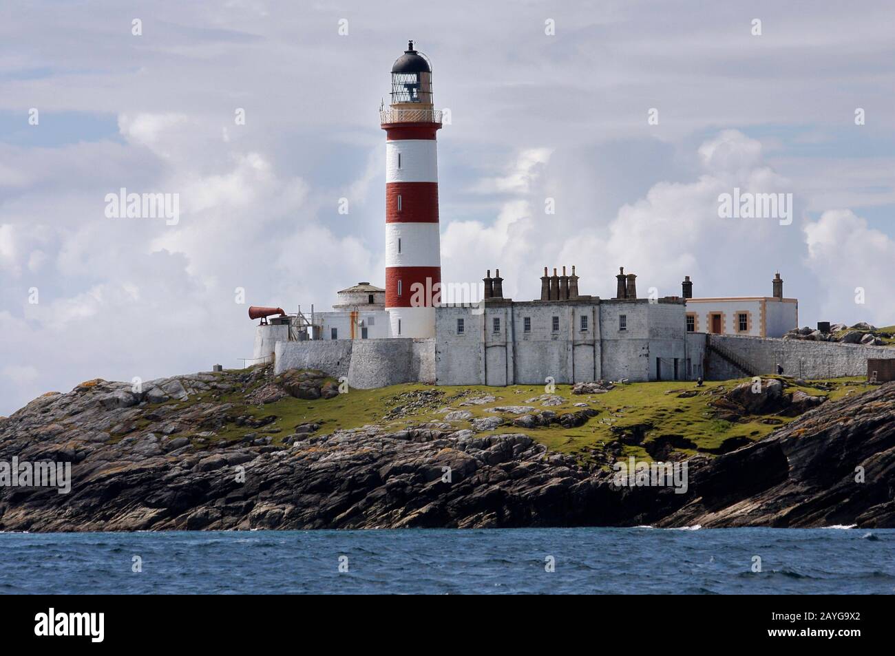 El faro alto, rojo y blanco rayado de las Glas Eilean, Scalpay, del mar, las Western Islands, Escocia Foto de stock