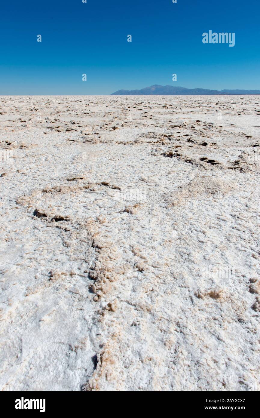 Piedras de sal que se selled como recuerdo en Salinas grandes, Argentina  Fotografía de stock - Alamy