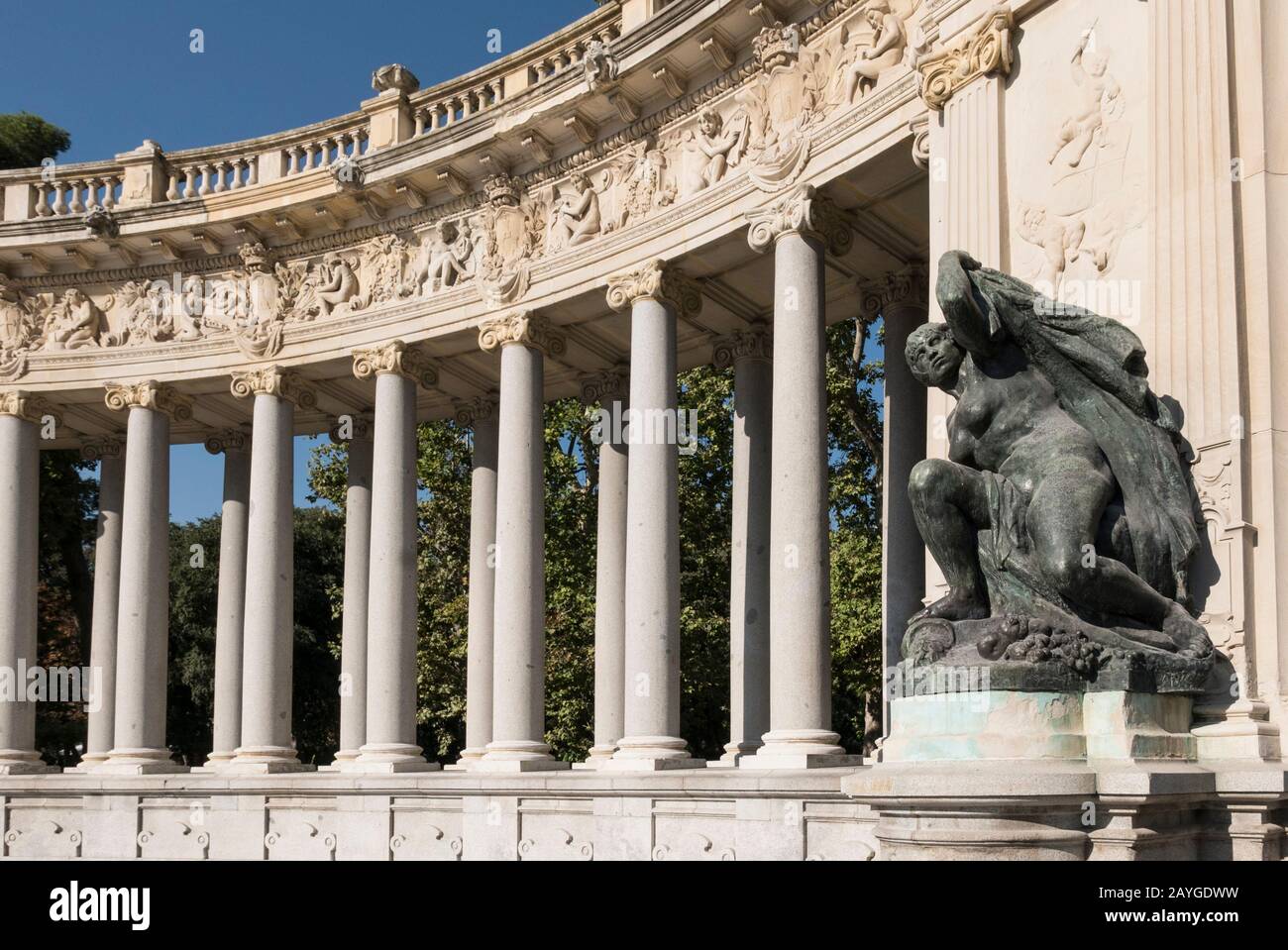 Una estatua frente a la Colonnade en el monumento Alonso XII en el Parque del Retiro, Madrid, España Foto de stock