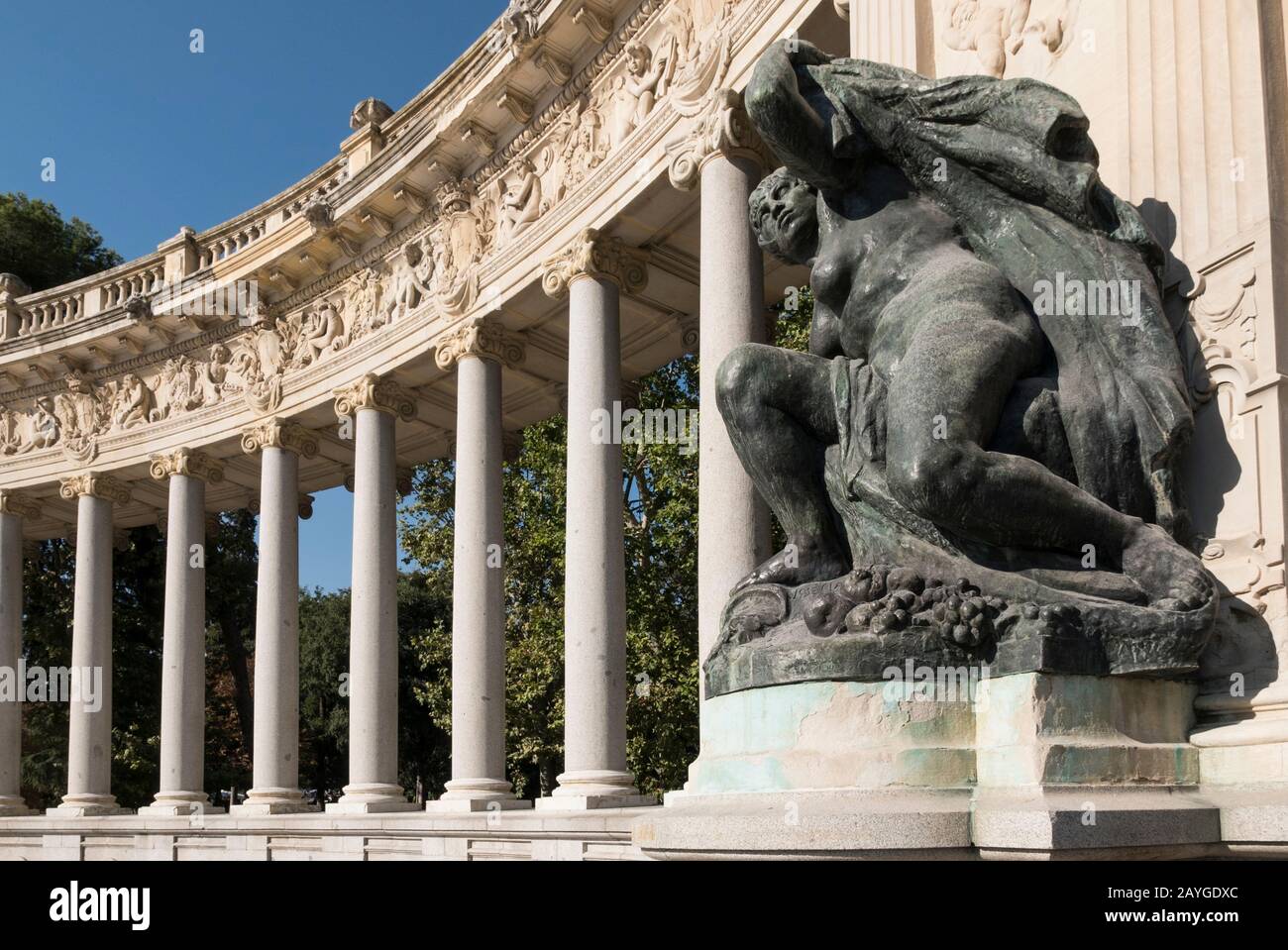 Una estatua frente a la Colonnade en el monumento Alonso XII en el Parque del Retiro, Madrid, España Foto de stock