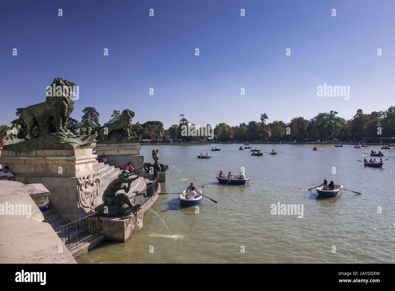 Pequeños barcos en el lago en el Parque del Retiro, Madrid, España Foto de stock