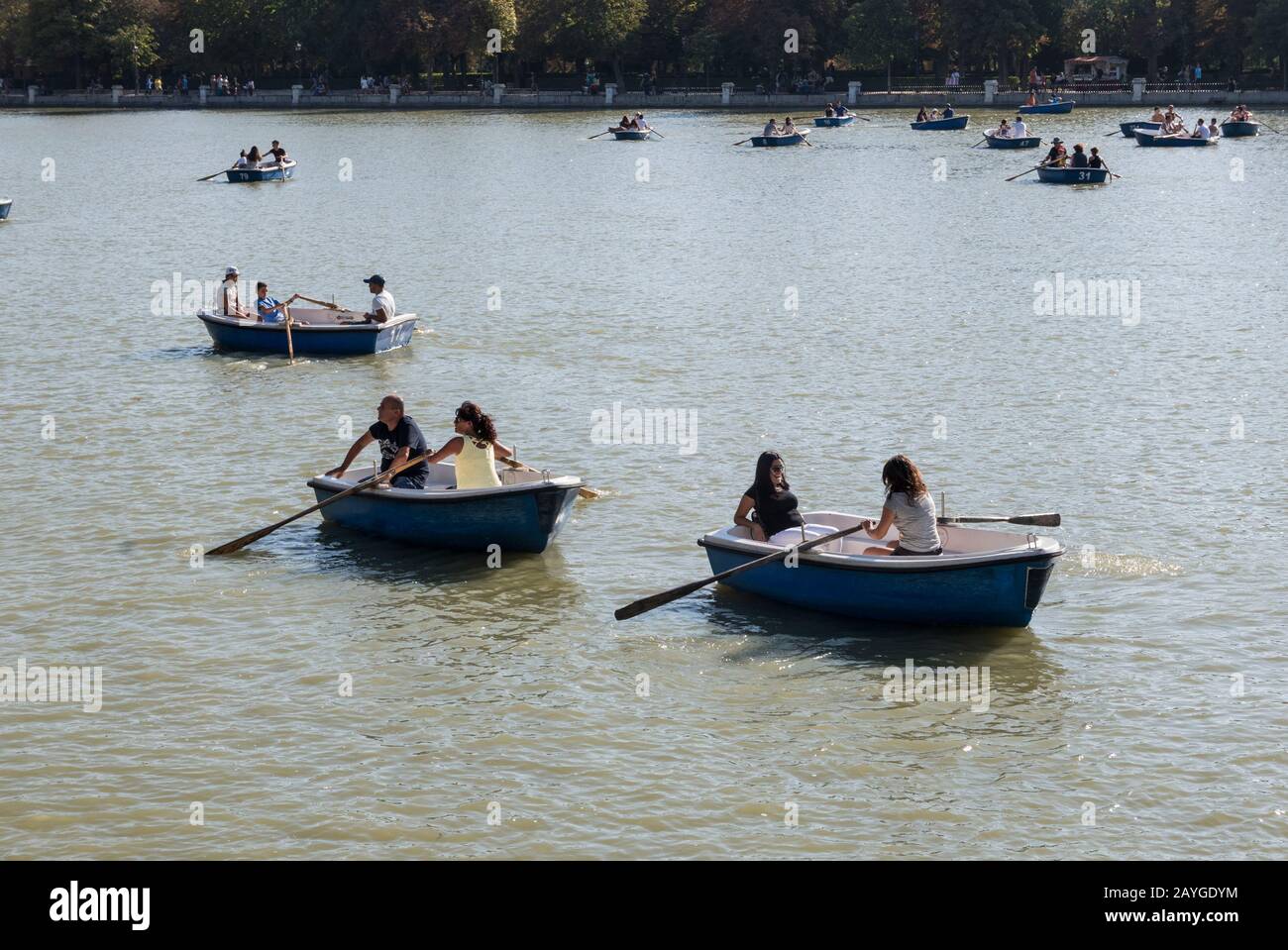 Pequeños barcos en el lago en el Parque del Retiro, Madrid, España Foto de stock