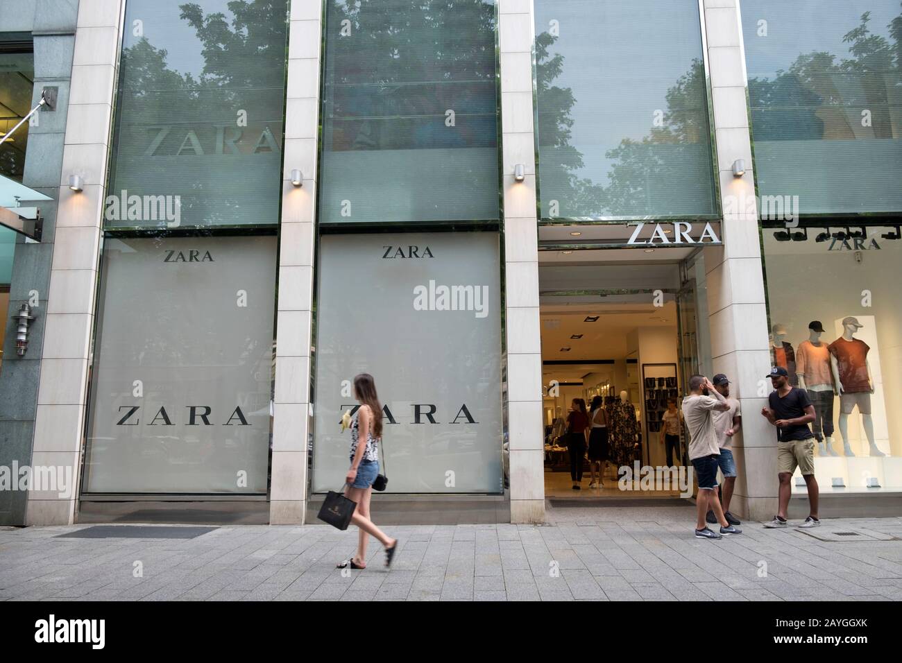 Tienda de ropa Zara Dusseldorf Alemania Fotografía de stock - Alamy