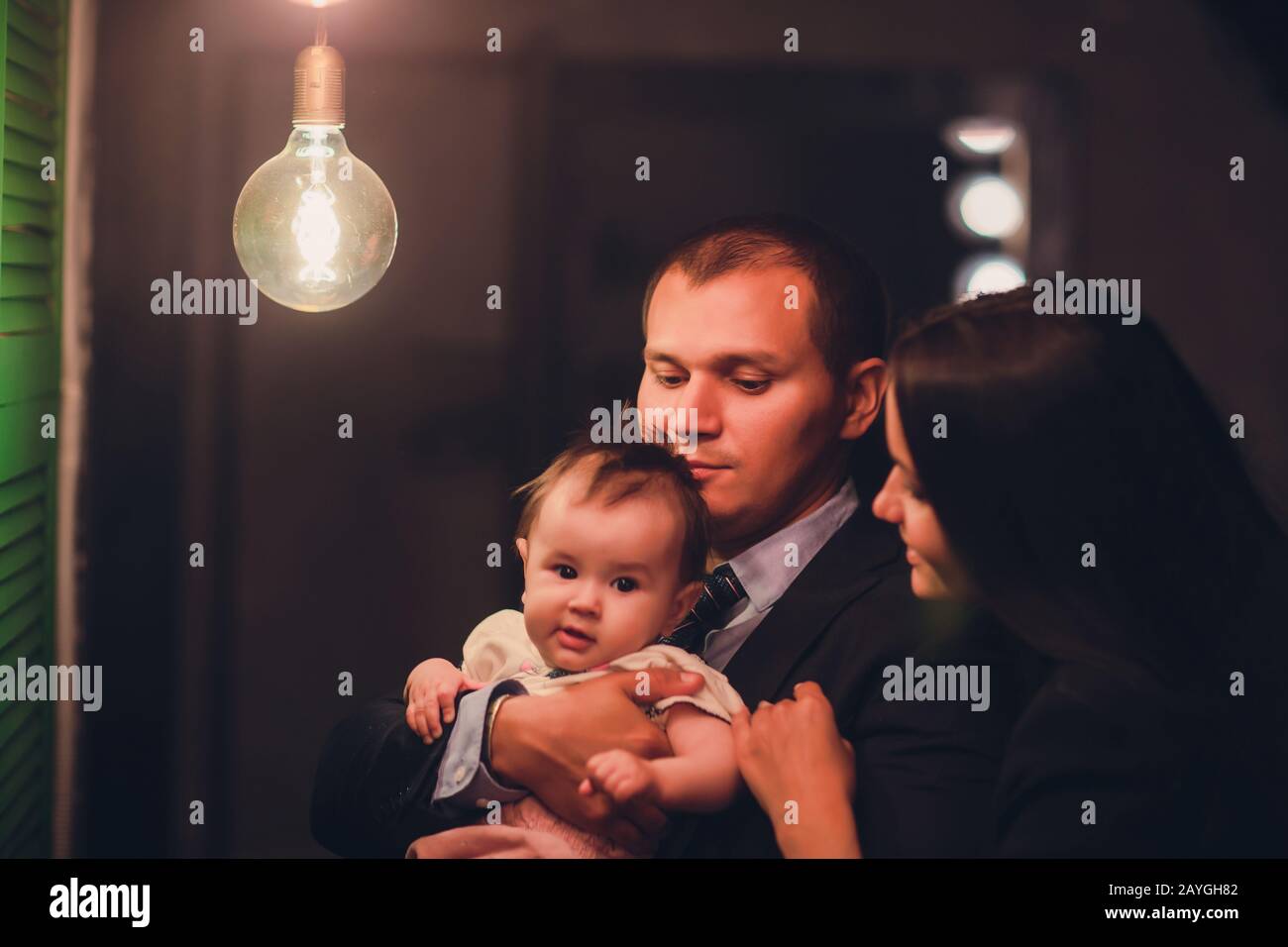 Feliz Familia Papa Mama Y Bebe En El Estudio Sobre El Fondo Fotografia De Stock Alamy