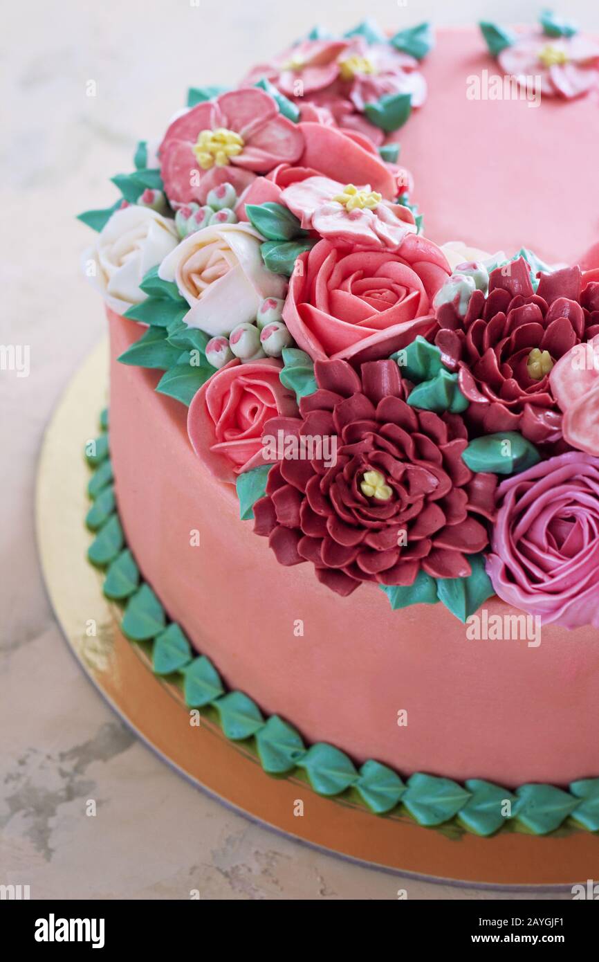 Pastel festivo brillante con flores brillantes hechas de crema, un pastel  de boda, para una mujer Fotografía de stock - Alamy