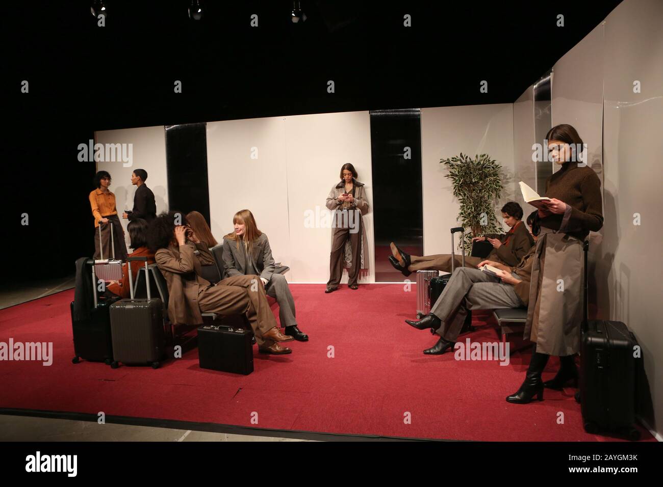 Londres, Reino Unido. 14 de febrero de 2020. Los modelos asisten a la colección Eftychia Aviopolis AW20 en la London Fashion Week en Londres. Crédito: Pietro Recchia/Sopa Images/Zuma Wire/Alamy Live News Foto de stock