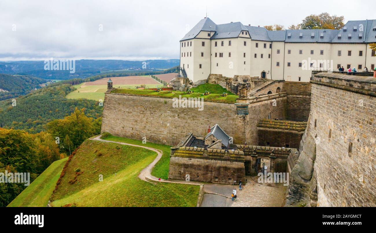 Entrada a la fortaleza de Konigstein con varias líneas defensivas y el castillo de George. Konigstein, Sajonia, Alemania. Foto de stock