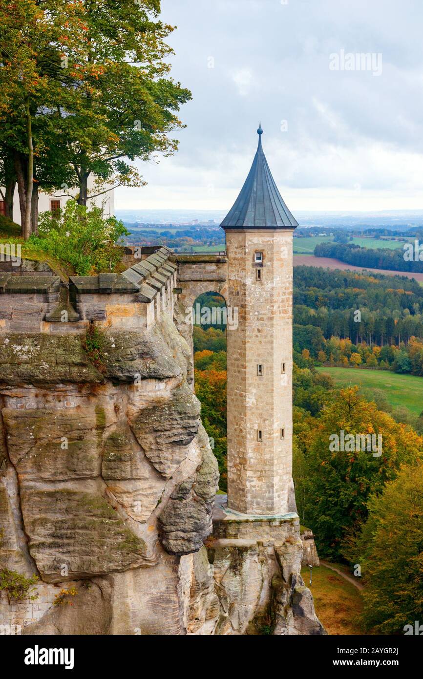 Observe la torre de la fortaleza de Konigstein en un día nublado en otoño. Sajonia, Alemania. Foto de stock