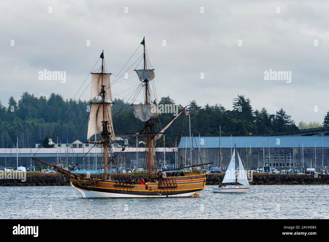 Newport, Oregon, EE.UU. - Mayo 25,2016: El barco Lady Washington navega hacia la bahía de Yaquina y se une a otros barcos de vela más pequeños en Newport, Oregón Foto de stock