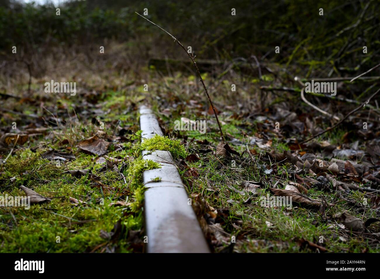 partes de un antiguo ferrocarril olvidado con trozos de tren roto Foto de stock