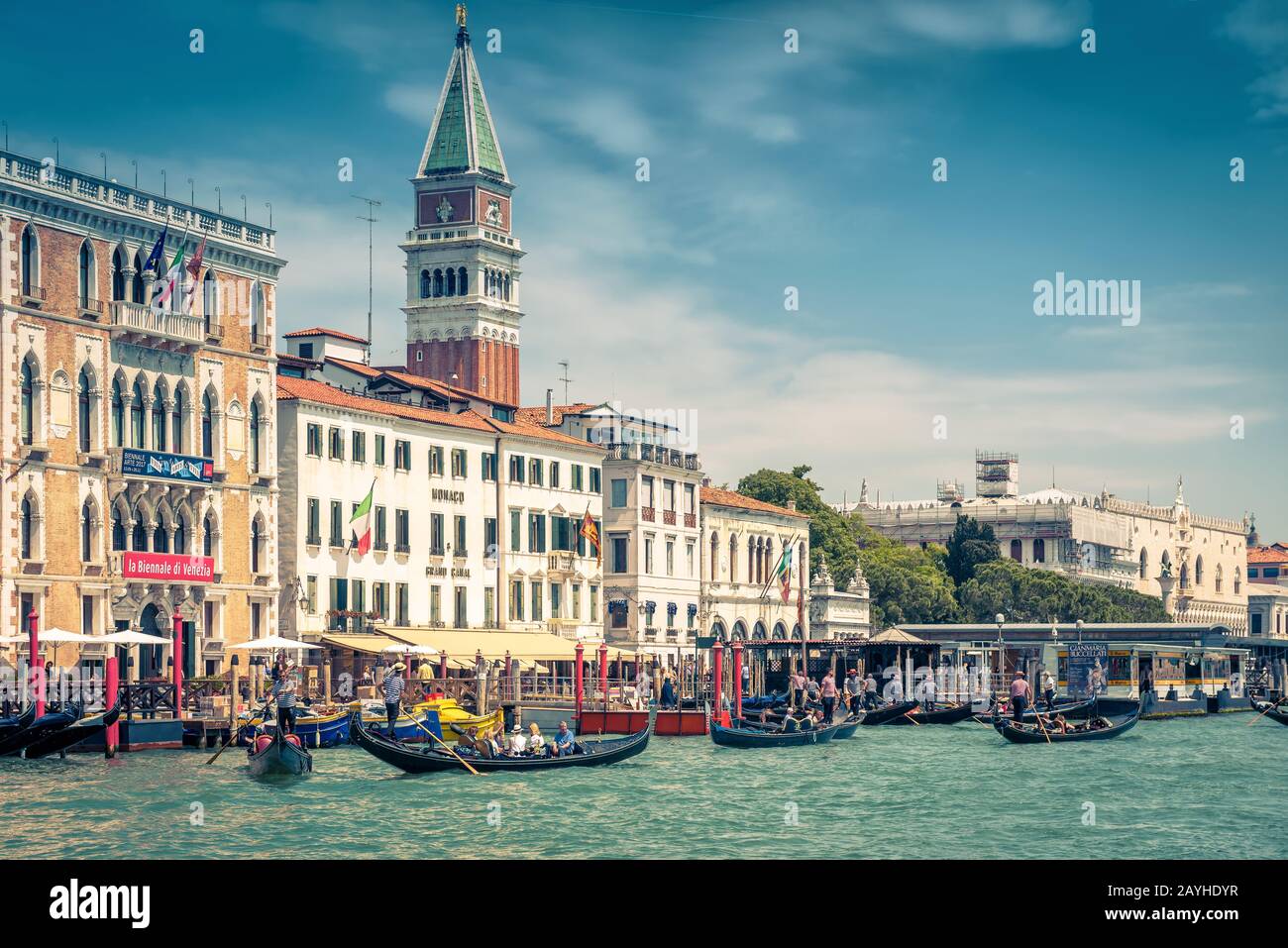 Venecia, Italia - 18 de mayo de 2017: Vista panorámica del muelle de San Marcos desde el mar de Venecia. Panorama soleado del terraplén de Venecia. Las góndolas Foto de stock