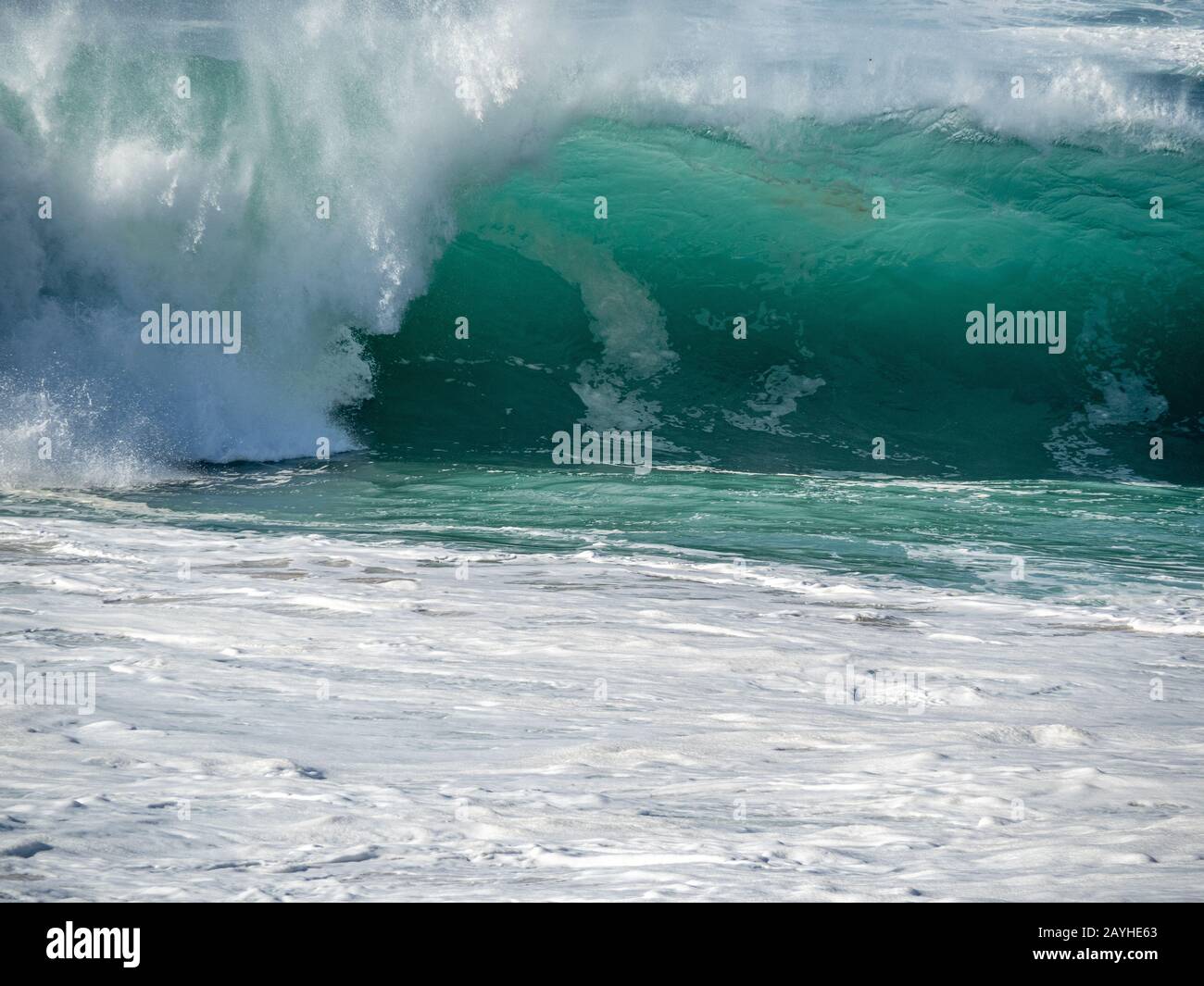 Grandes olas en la costa norte de Oahu con mares aguamarinos, espuma blanca y cielos azules. Foto de stock