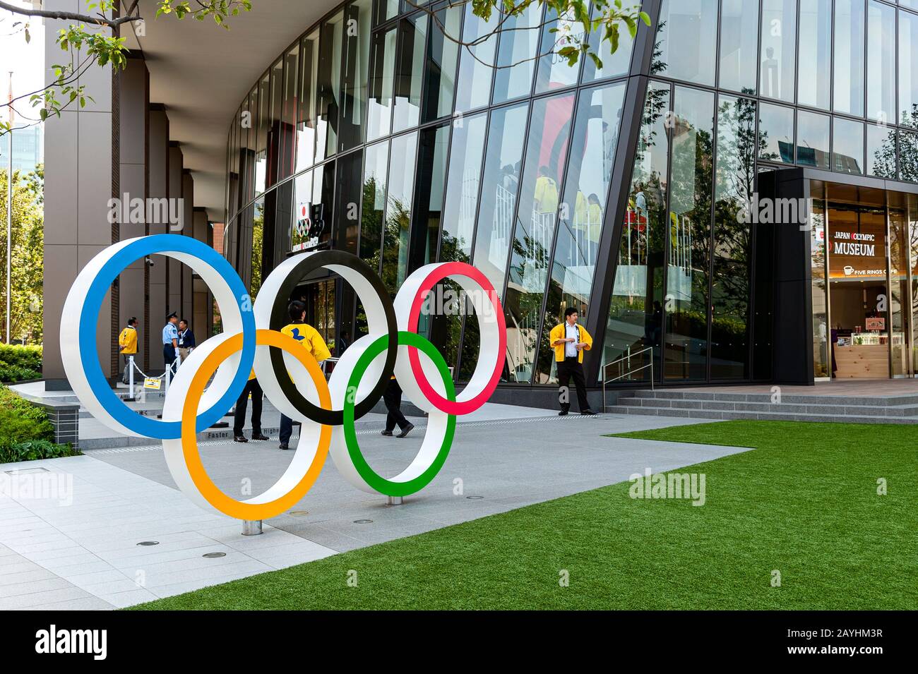Anillos Olímpicos Fuera Del Museo Olímpico De Japón Plaza Olímpica Del Deporte De Japón Tokio Foto de stock