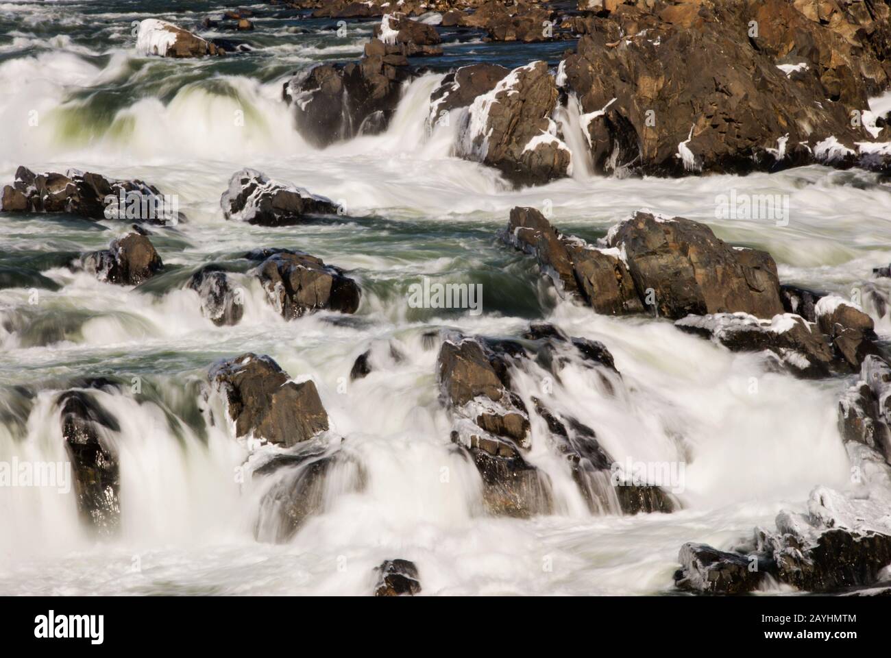 El obturador lento capturó el movimiento fluido del río Potomac en Great Falls Virginia USA en un frío día de invierno. Foto de stock