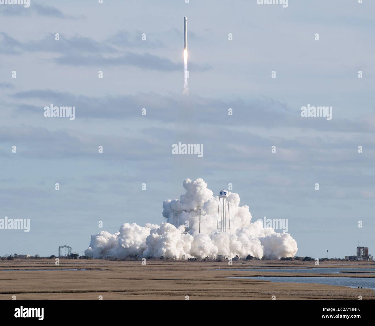 Isla Wallops, Estados Unidos. 15 de febrero de 2020. El cohete Northrop Grumman Antares, con la nave espacial Cygnus reabastecerse a bordo, se lanza desde Pad-0A, el 15 de febrero de 2020, en las instalaciones de vuelo Wallops de la NASA en Virginia. La 13ª misión de reabastecimiento de carga contratada de Northrop Grumman para la NASA a la Estación Espacial Internacional entregará más de 7,500 libras de ciencia e investigación, suministros para la tripulación y equipo para vehículos al laboratorio orbital y a su tripulación. Foto de la NASA por Aubrey Gemignani/UPI crédito: UPI/Alamy Live News Foto de stock