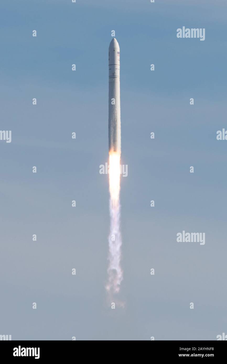 Isla Wallops, Estados Unidos. 15 de febrero de 2020. El cohete Northrop Grumman Antares, con la nave espacial Cygnus reabastecerse a bordo, se lanza desde Pad-0A, el 15 de febrero de 2020, en las instalaciones de vuelo Wallops de la NASA en Virginia. La 13ª misión de reabastecimiento de carga contratada de Northrop Grumman para la NASA a la Estación Espacial Internacional entregará más de 7,500 libras de ciencia e investigación, suministros para la tripulación y equipo para vehículos al laboratorio orbital y a su tripulación. Foto de la NASA por Aubrey Gemignani/UPI crédito: UPI/Alamy Live News Foto de stock