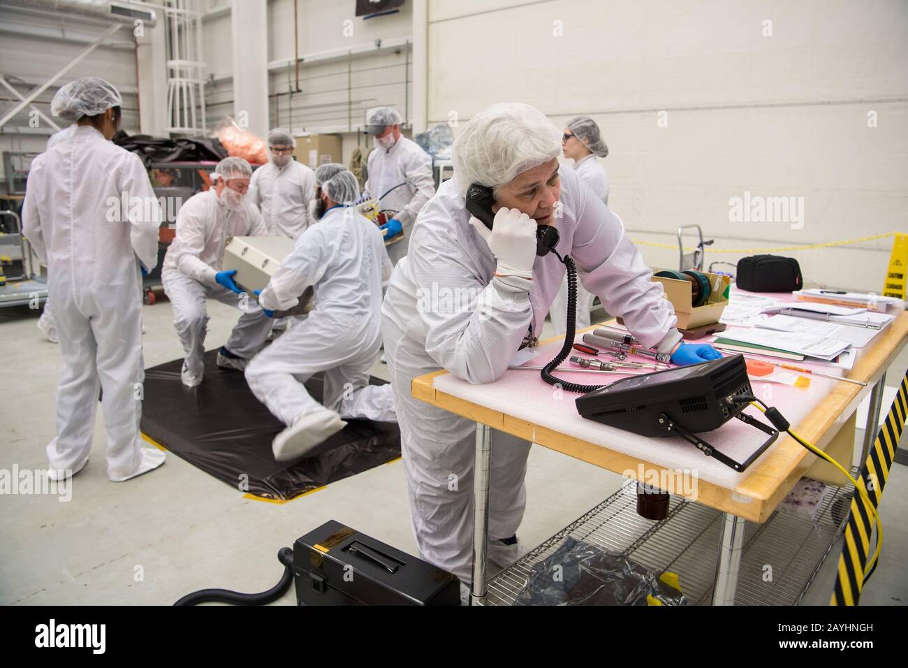 Los ingenieros de la misión reciben y preparan artículos científicos y de investigación y alimentos para la carga final en la nave espacial Cygnus reupply a bordo del cohete Northrop Grumman Antares, el 8 de febrero de 2020, en la instalación de integración horizontal (HIF) de la instalación de vuelo Wallops de la NASA en Virginia. La 13ª misión contratada de reabastecimiento de carga de Northrop Grumman con la NASA a la Estación Espacial Internacional entregará más de 7,500 libras de ciencia e investigación, suministros de tripulación y equipo de vehículos al laboratorio orbital y a su tripulación. Foto de la NASA por Aubrey Gemignani/UPI Foto de stock