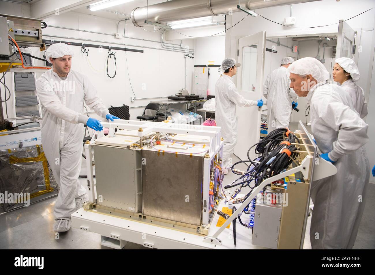 Isla Wallops, Estados Unidos. 15 de febrero de 2020. Los ingenieros de la misión traen la carga final para cargarla en la nave espacial Cygnus Resupply a bordo del cohete Northrop Grumman Antares, el 8 de febrero de 2020, en el lanzamiento de Pad-0A de la instalación de vuelo Wallops de la NASA en Virginia. La 13ª misión de reabastecimiento de carga contratada de Northrop Grumman con la NASA a la Estación Espacial Internacional entregará más de 7,500 libras de ciencia e investigación, suministros para la tripulación y equipo para vehículos al laboratorio orbital y a su tripulación. Foto de la NASA por Aubrey Gemignani/UPI crédito: UPI/Alamy Live News Foto de stock