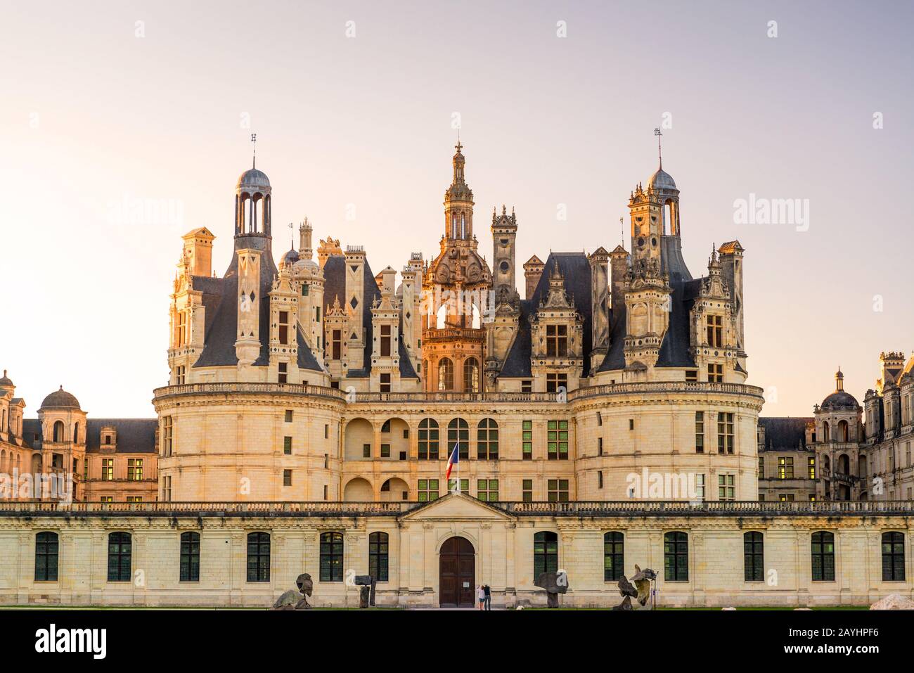 El castillo real de Chambord, Francia. Este castillo está situado en el valle del Loira, fue construido en el siglo 16 y es uno de los más reconocibles c Foto de stock