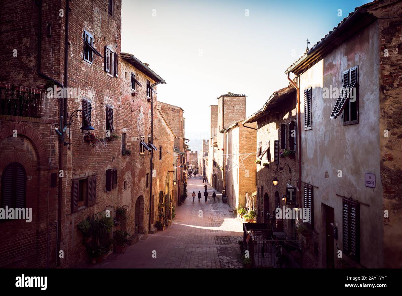 Certaldo, Toscana, Italia - 2019 de diciembre: Vista de la principal calle adoquinada de la ciudad medieval de Certaldo, Toscana, Italia Foto de stock