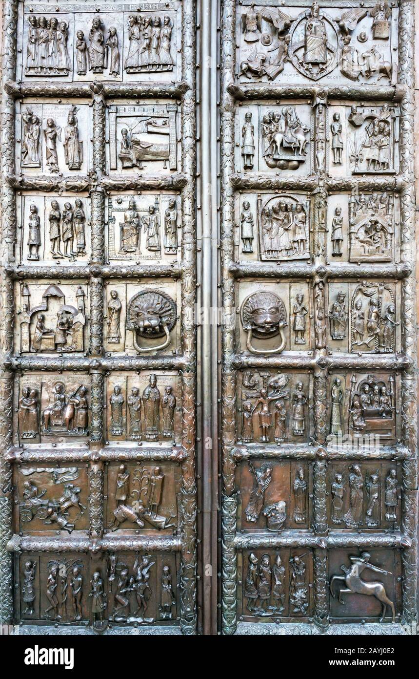 Las antiguas puertas de Magdeburgo de la Catedral de Santa Sofía en Veliky Novgorod (Nóvgorod el Grande), Rusia Foto de stock