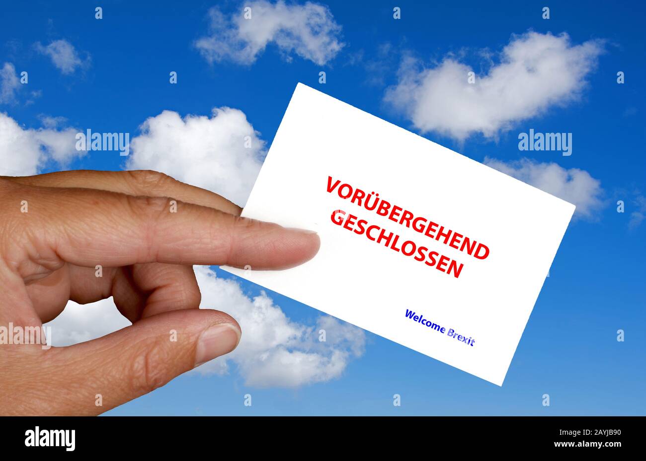 Mano contra el cielo azul con tarjeta de letras vorruebergehend geschlossen, temporalmente cerrado, vacaciones forzadas, bienvenida Brexit, Alemania Foto de stock