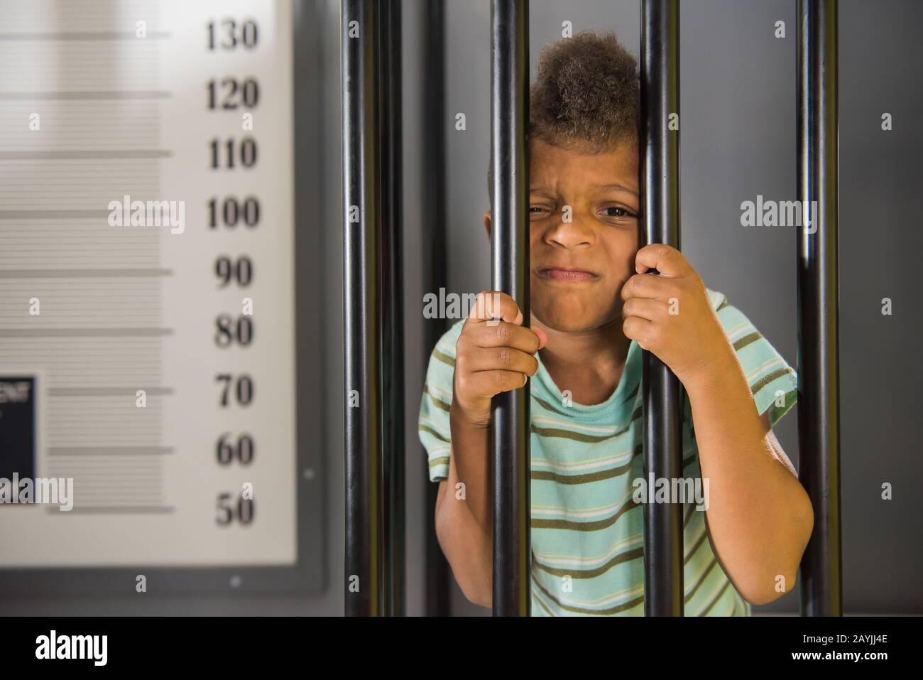 Prisioneiro Infantil Tenta Escapar Da Prisão. Imagem de Stock - Imagem de  infância, sala: 172691801