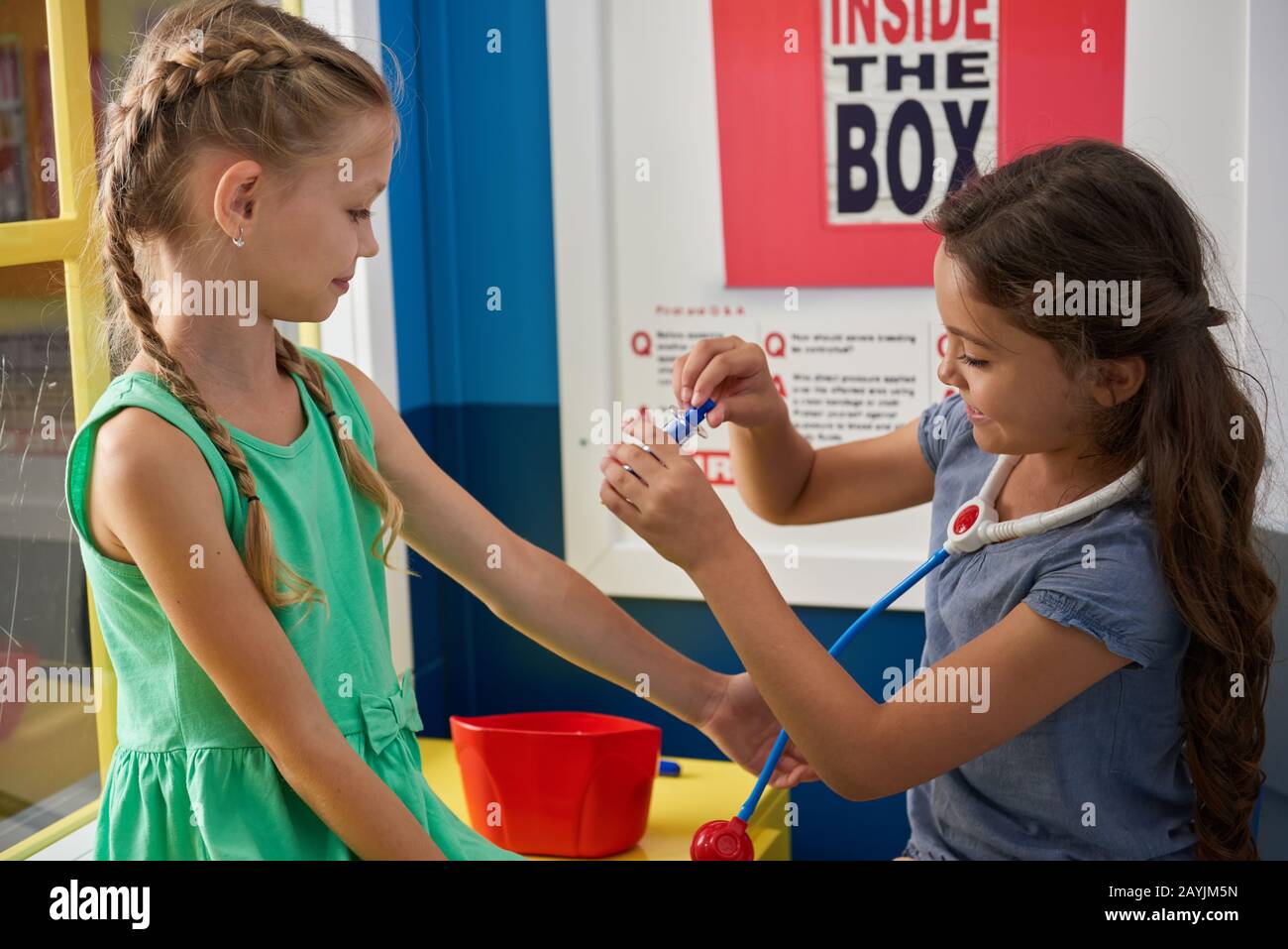 Família feliz no check-up pediatra, médico mulher e garoto menino paciente  brincando juntos imagem vetorial de Nataliia2910@gmail.com© 467898698