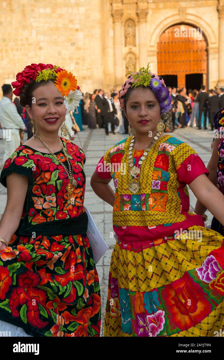 Mujeres posando vestidas con trajes regionales en la ciudad de Oaxaca de  Juárez, Oaxaca, México Fotografía de stock - Alamy