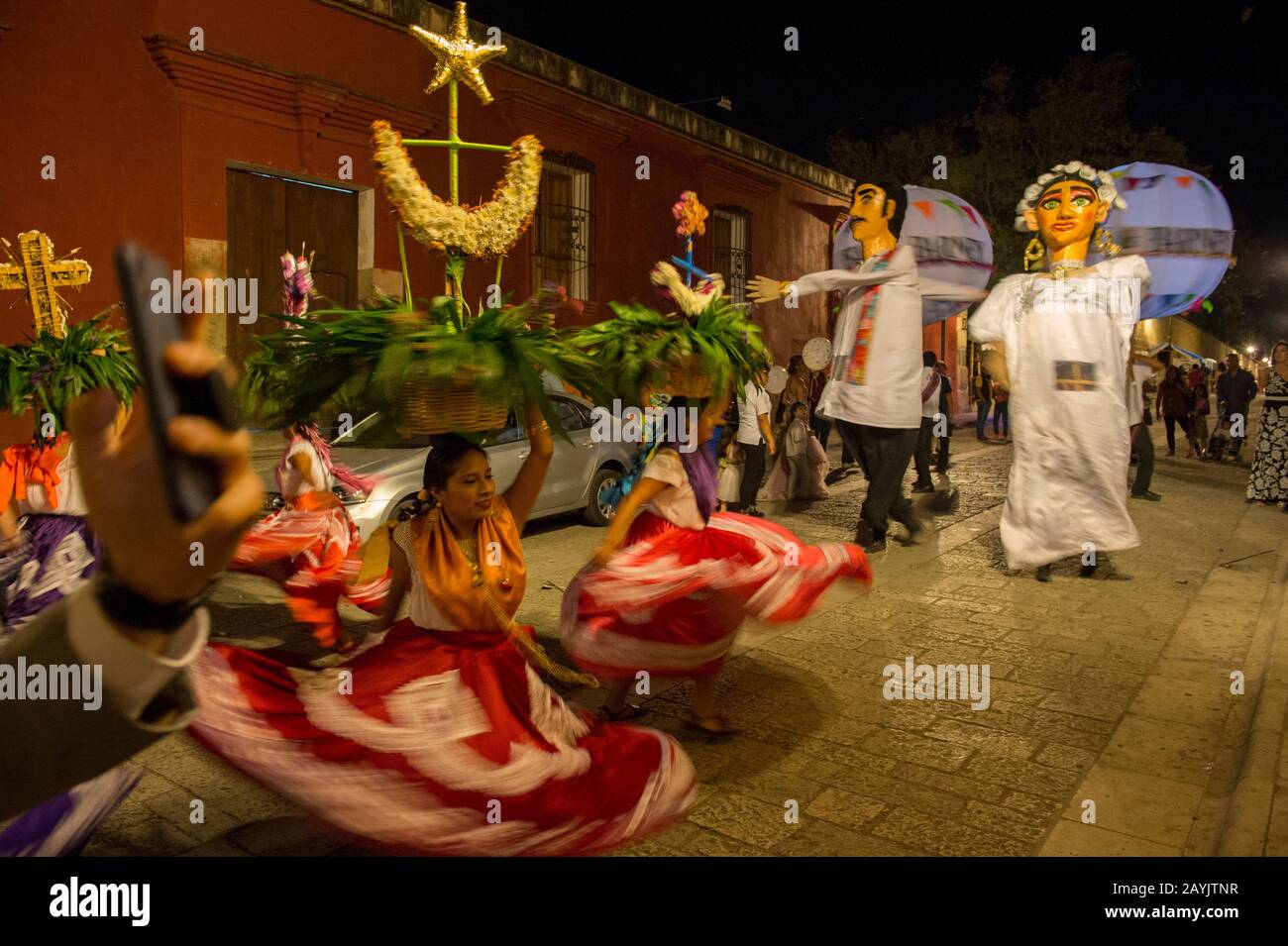 Mujeres vestidas con un traje regional y títeres gigantes vestidos como novia y novio durante una Calenda, una procesión por las calles del centro de Oaxaca Fotografía de stock - Alamy Mujeres vestidas con un traje regional y títeres gigantes vestidos como novia y novio durante una Calenda, una procesión por las calles del centro de Oaxaca Fotografía de stock - Alamy