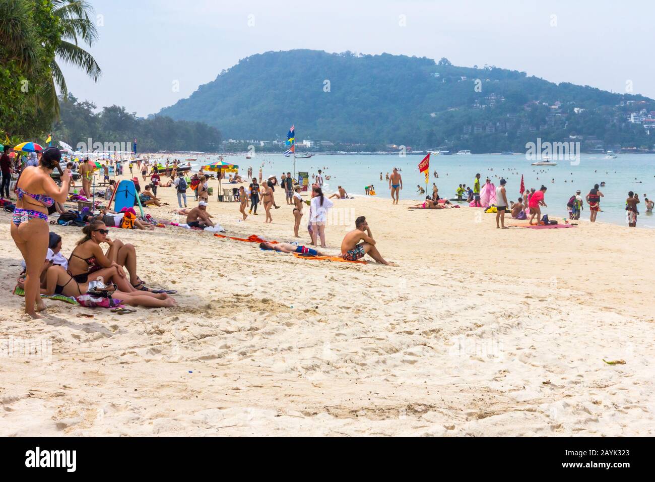 Patong, Phuket, Tailandia - 11 de noviembre de 2017: Turistas relajándose en la playa. Patong es un destino turístico popular. Foto de stock