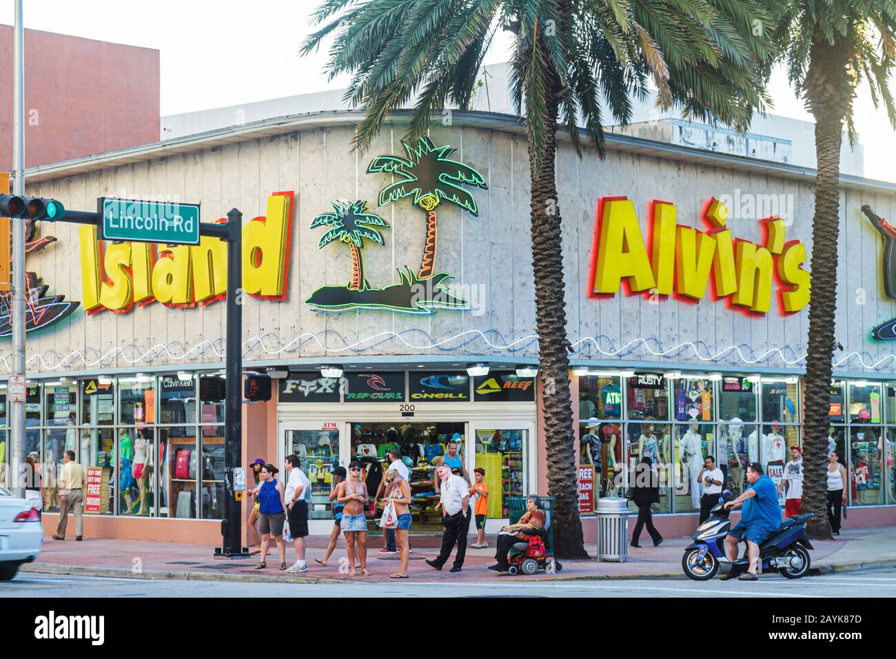 Miami Beach Florida, Lincoln Road Mall, souvenirs, regalos, tiendas,  negocios, distrito, visitantes viajes turismo turismo turístico Landmar  lugar de interés Fotografía de stock - Alamy