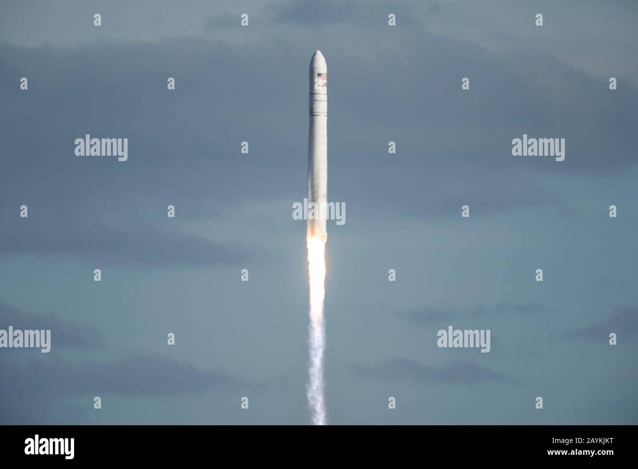 Wallops Island, Estados Unidos. 15 de febrero de 2020. El cohete Antares que transporta la nave espacial Cygnus cargo se levanta del centro de vuelo Wallops de la NASA en la isla Wallops, Virginia, Estados Unidos, el 15 de febrero de 2020. El sábado se lanzó un cohete estadounidense desde la instalación de vuelo Wallops de la NASA en la costa oriental de Virginia, que transportaba carga con la misión de reabastecimiento de la agencia espacial para la Estación Espacial Internacional (ISS). Crédito: Ting Shen/Xinhua/Alamy Noticias En Vivo Foto de stock