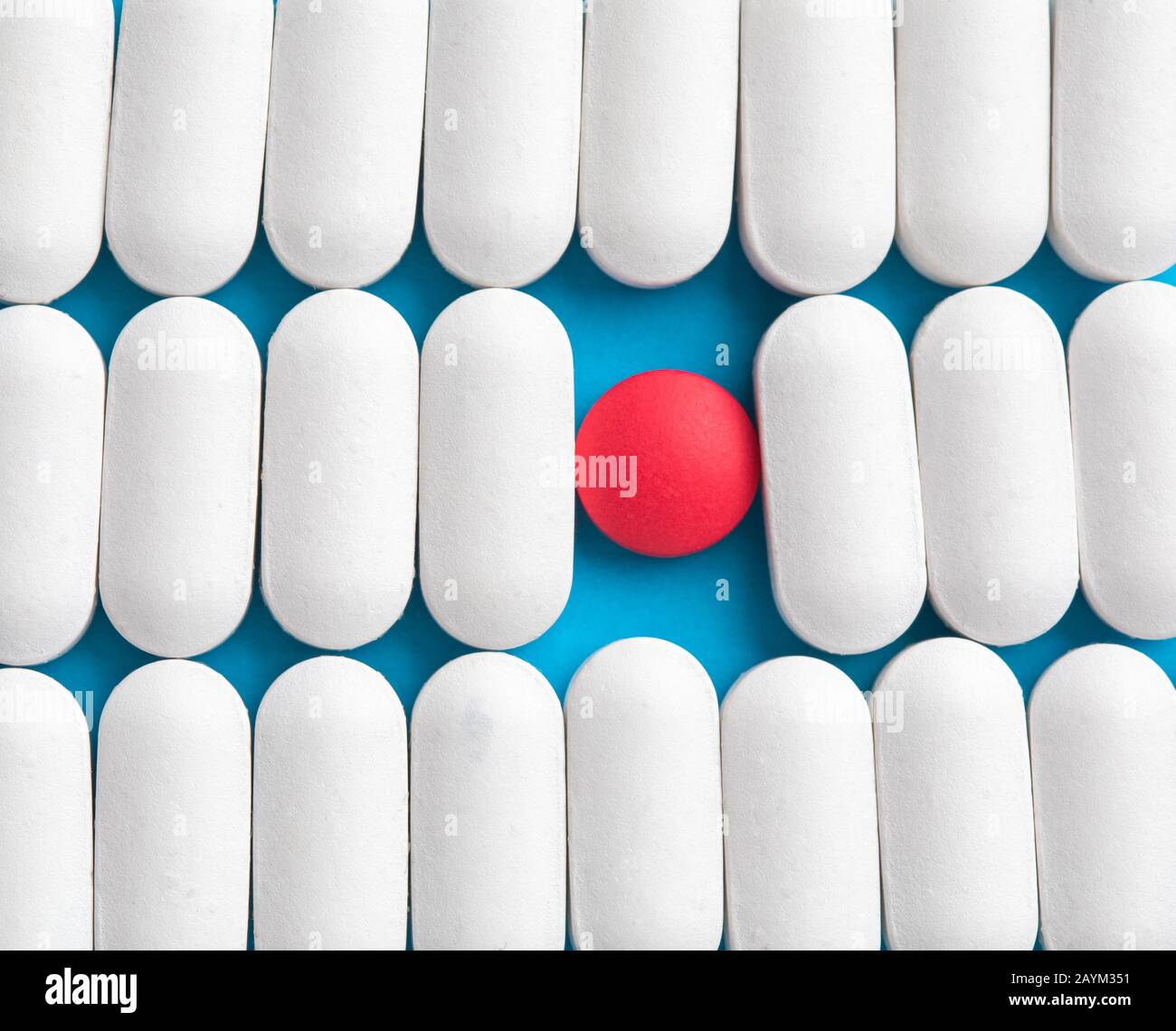 Una píldora se separa de la fila de otras píldoras. Concepto de uniques  Fotografía de stock - Alamy