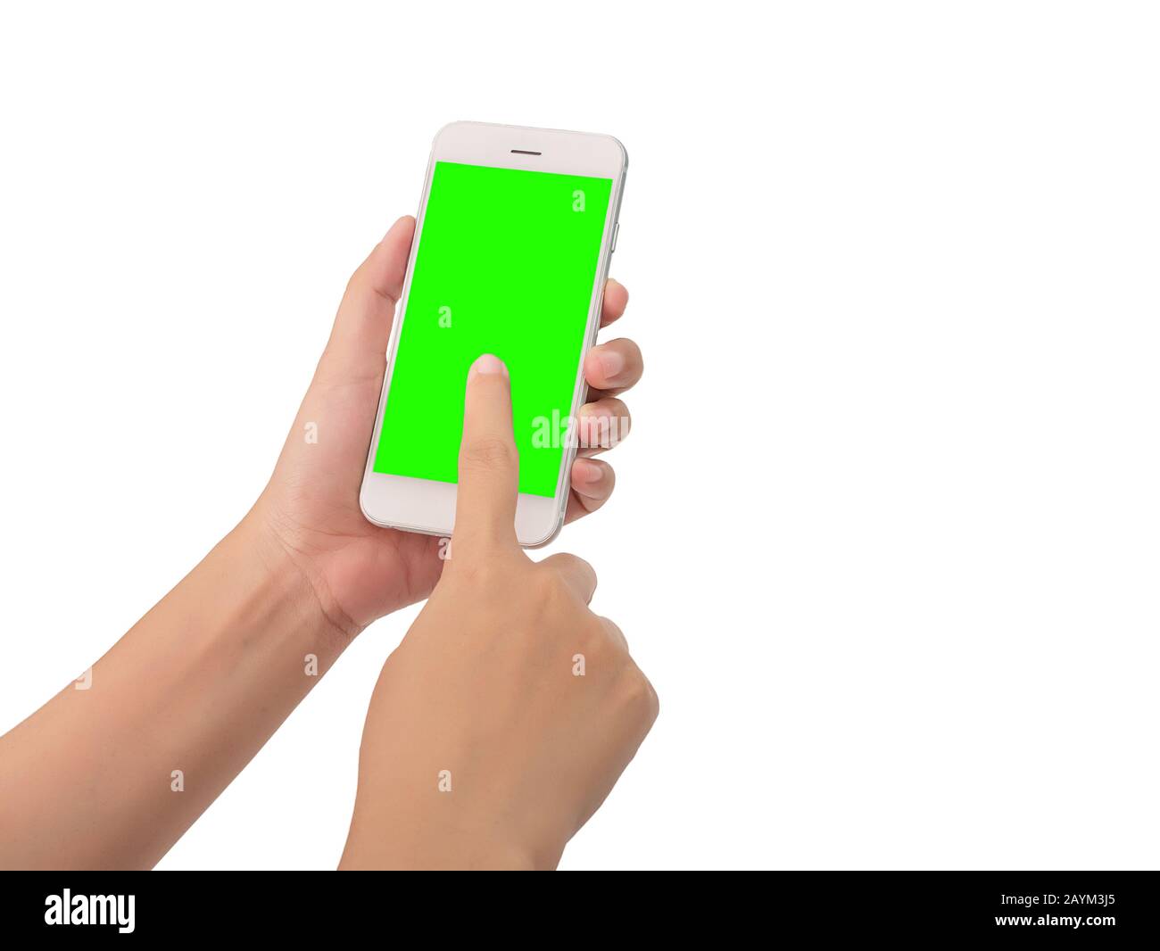 mujer escribiendo en el teléfono móvil con pantalla verde aislada sobre fondo blanco con la ruta de recorte. las mujeres tienen la mano sosteniendo un smartphone moderno y señalando wi Foto de stock