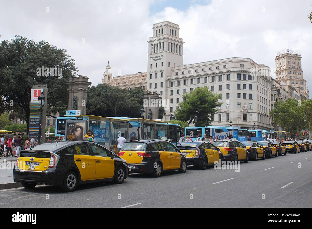 Negro un taxi amarillo están esperando a los pasajeros cerca de la Plaza de  Cataluña Barcelona, Cataluña, España Fotografía de stock - Alamy